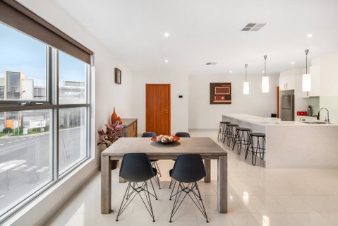 Modern Unit With Balconies Near Melbourne Airport - Tourism Guide 3