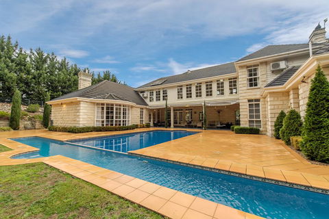 Montfort Manor - Travel Agents 1
