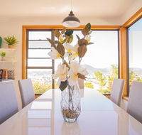 Moonah House-10 mins to CBD  MONA 4BR 2 BATH great view park 3 cars sleep 11 king bed en-suite - Cruises Travel