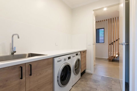 Mountain Mist Retreat - 5 Bedrooms - Travel Agents 1