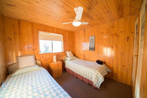 Mundic Waterfront Cottages - Travel Agents 3