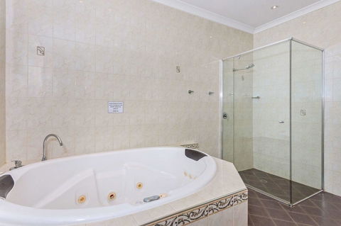 Quality Hotel Bayswater - Tourism Guide 20