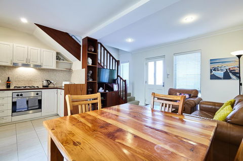 Fremantle Townhouse U/5 - Tourism Guide 2