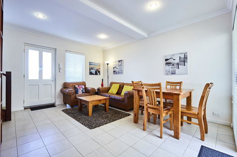 Fremantle Townhouse U/5 - Tourism Guide 4