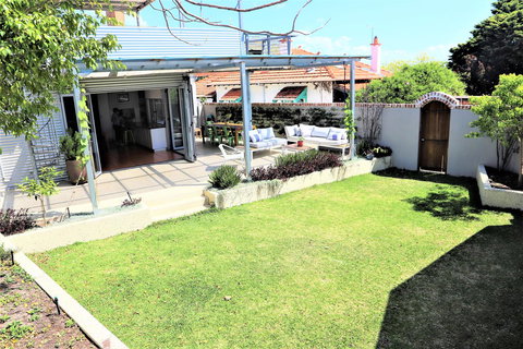 Fremantle Heritage Home For You To Enjoy! - Travel Agents 13
