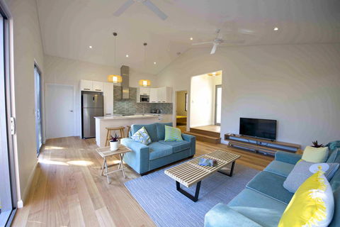 Sunny Blinco Street House - Travel Agents 2