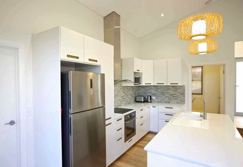 Sunny Blinco Street House - Travel Agents 5