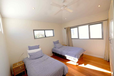 Sunny Blinco Street House - Travel Agents 10