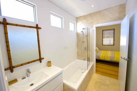 Sunny Blinco Street House - Travel Agents 9