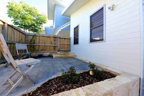 Sunny Blinco Street House - Travel Agents 12