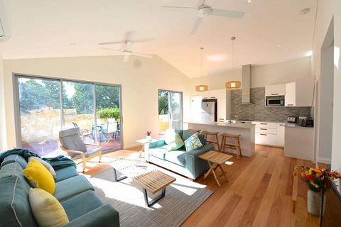 Sunny Blinco Street House - Travel Agents 0