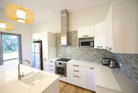 Sunny Blinco Street House - Travel Agents 6