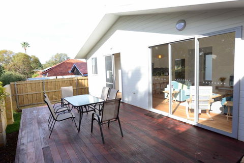 Sunny Blinco Street House - Travel Agents 11