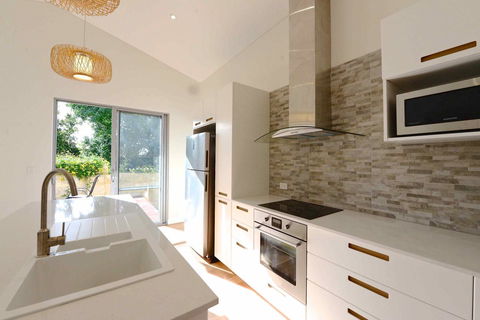 Sunny Blinco Street House - Travel Agents 3