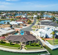 LA ANCHOR ON THE CANALS MANDURAH - Tourism Guide
