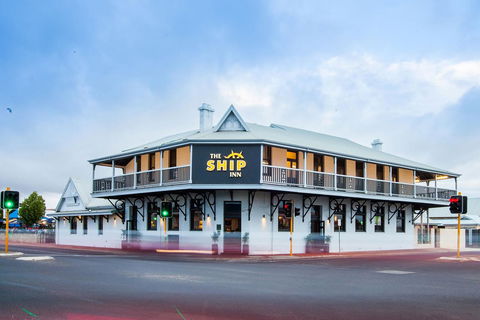 Nightcap At The Ship Inn - Travel Agents 4