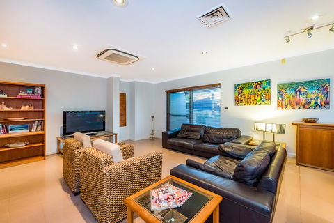 Perth Luxury Accommodation - Tourism Guide 9