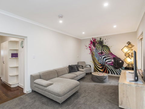 Luxury Federation Style Home - Sleeps 10 - Travel Search 1