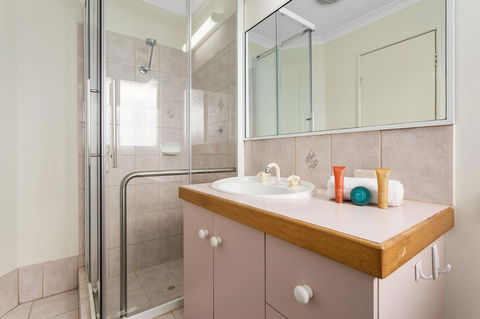 Como South Perth Villa - Travel Search 5