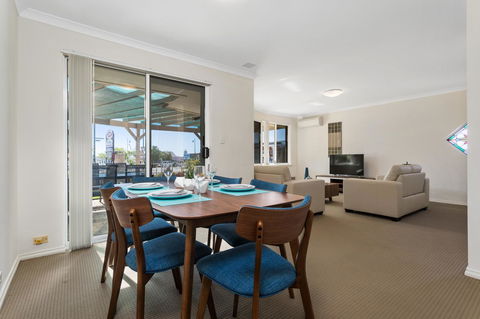 Como South Perth Villa - Travel Search 8