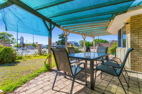 Como South Perth Villa - Travel Search 10
