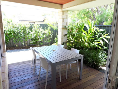 Contemporary Cove - Quindalup - Cruises Travel 11