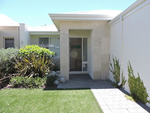 Contemporary Cove - Quindalup - Cruises Travel 2