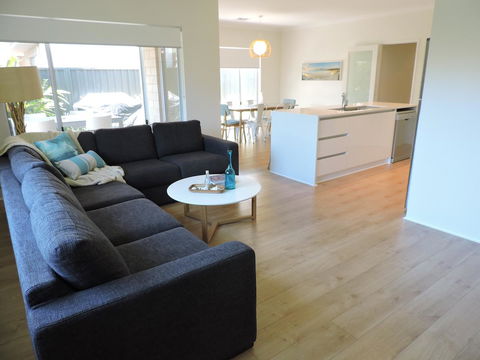 Contemporary Cove - Quindalup - Cruises Travel 3