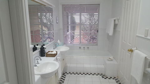 Two Sisters Chalets - Travel Agents 36