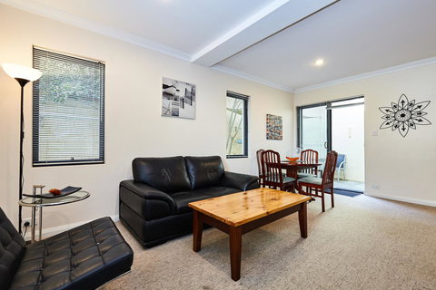 Fremantle Townhouse Unit 4 - Travel Search 5