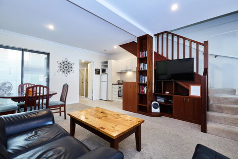 Fremantle Townhouse Unit 4 - Travel Search 2