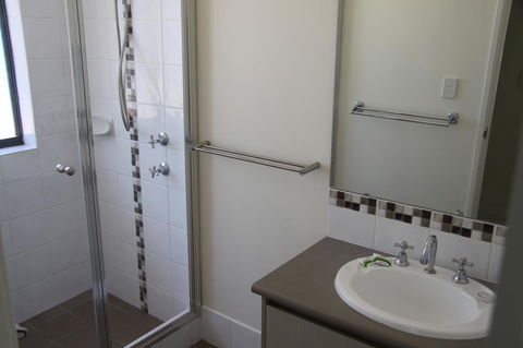 Byford House On The Scarp - Travel Agents 10