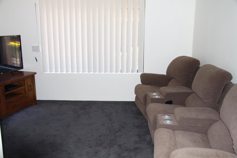 Byford House On The Scarp - Travel Agents 13