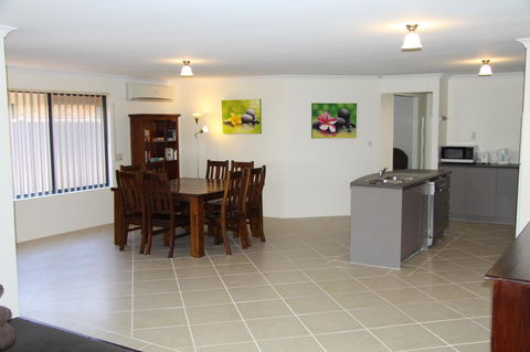 Byford House On The Scarp - Travel Agents 5