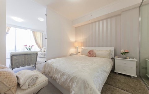 Perth Luxury City Apartment- Free Parking - Travel Search 4