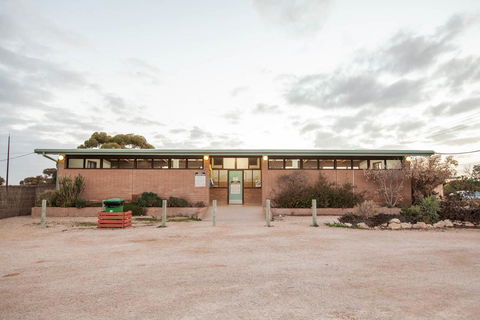 EUCLA MOTOR HOTEL - Travel Search 9