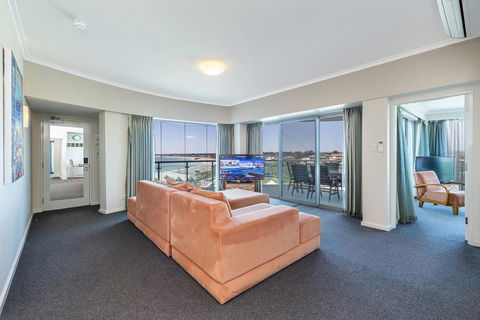A 406 FANTASTIC OCEAN BEACH And MARINA VIEW APT - MANDURAH - Tourism Guide 0