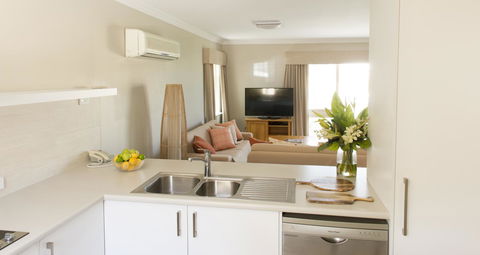 The Marina Hotel - Mindarie - Tourism Guide 24