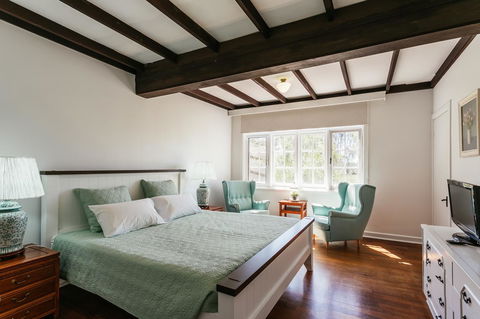 Elliot House - Tourism Guide 11