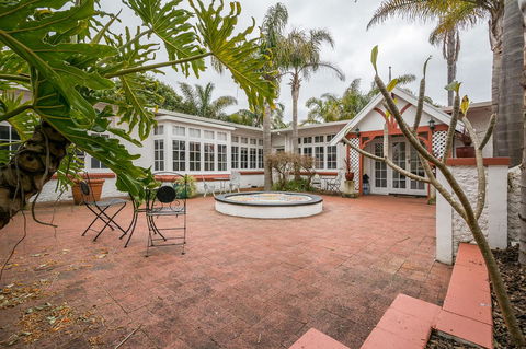 Elliot House - Tourism Guide 15