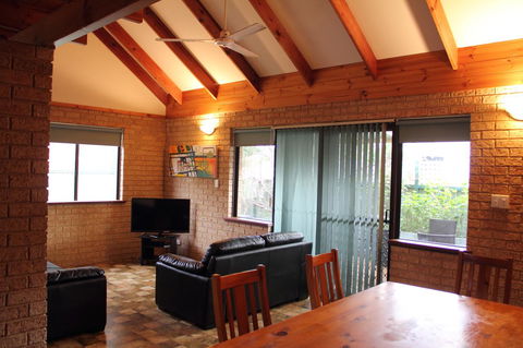 Kestrel Chalets - Travel Search 8