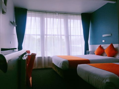 Waterfront Lodge Motel - Travel Agents 21