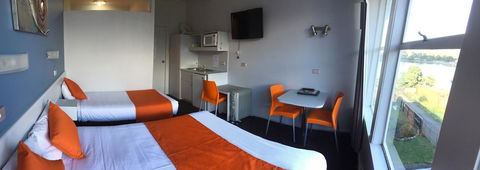 Waterfront Lodge Motel - Travel Agents 36
