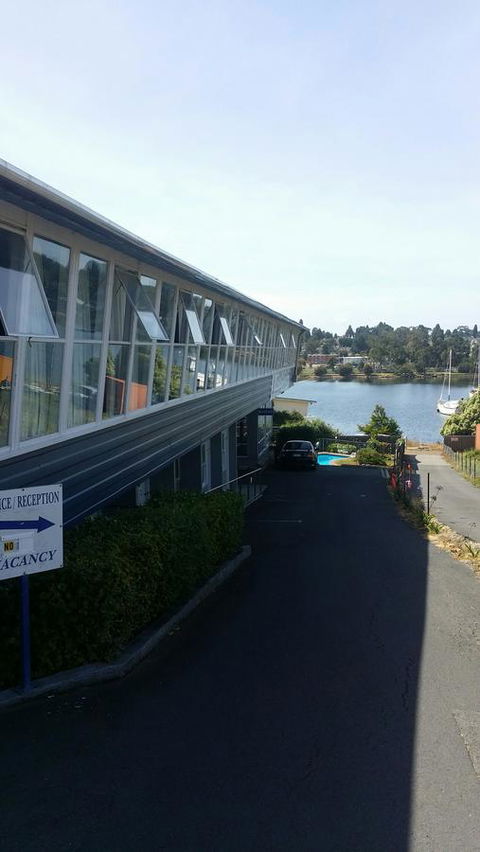 Waterfront Lodge Motel - Travel Agents 18