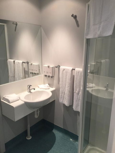 Waterfront Lodge Motel - Travel Agents 44