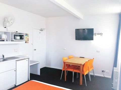 Waterfront Lodge Motel - Travel Agents 7