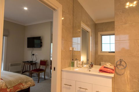 Mountain Blue Guest House - Travel Search 13