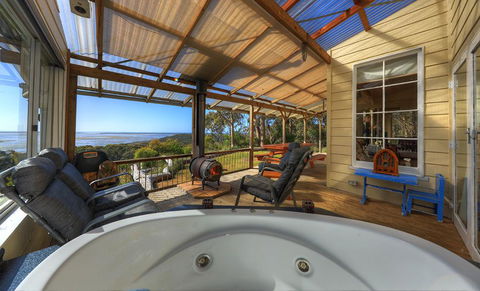 Island View Spa Cottage - Travel Search 5