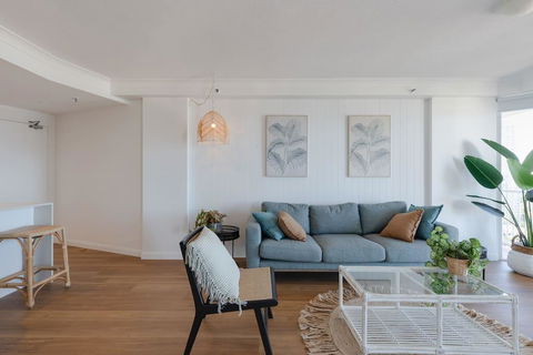 NEW Beautiful 2 Bed Ocean Views In Broadbeach - Tourism Guide 1
