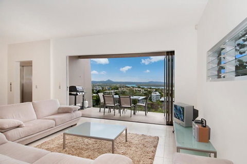 Noosa Penthouse Close To Hastings Street - Unit 2 Vue, 28 Edgar Bennett Ave - Tourism Guide 2